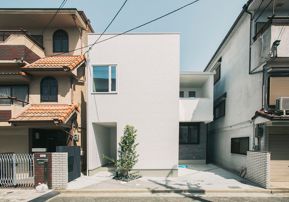 洗練された印象を与える白い外観