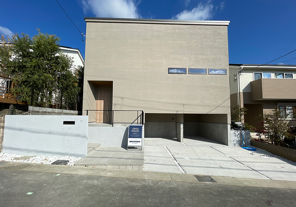 重厚感のある近代的で印象的な外観