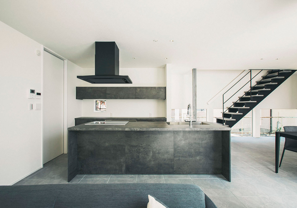 無機質な素材が調和する室内デザイン