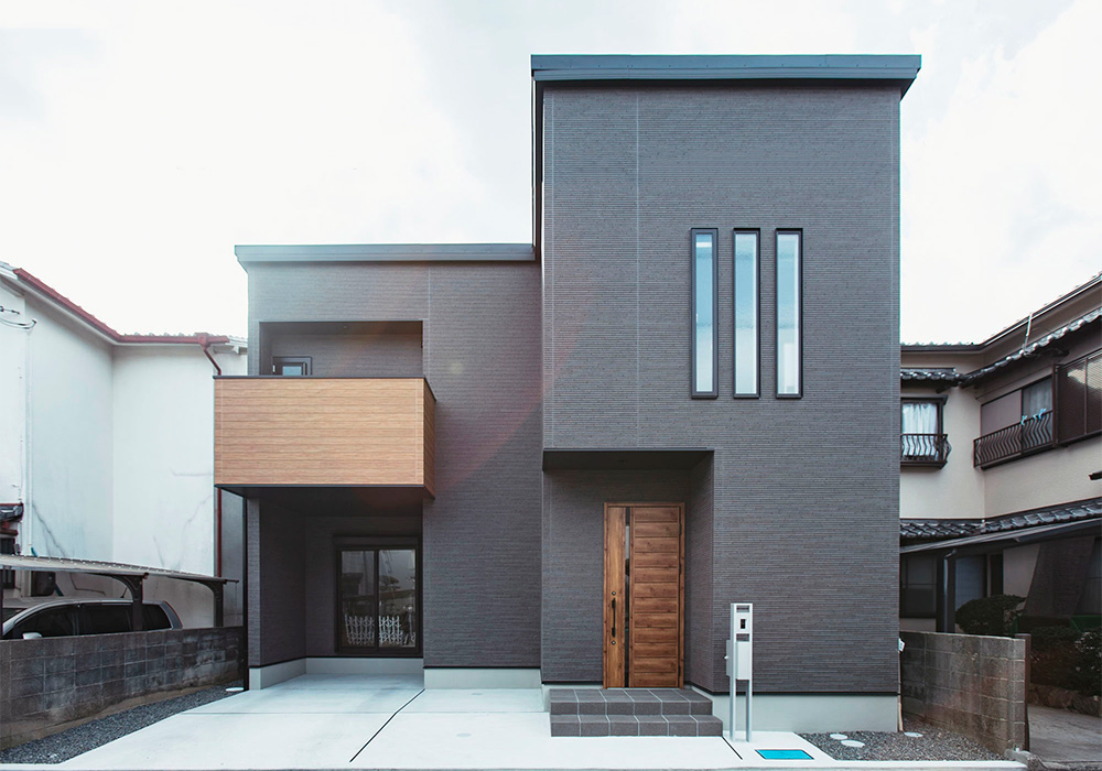 キューブ型の無骨に構える外観