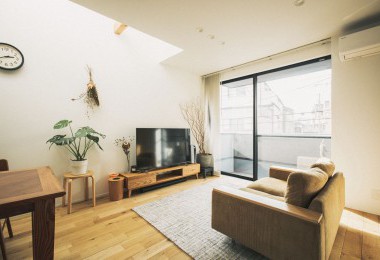 愛犬と暮らす、日のぬくもり溢れる明るいお家