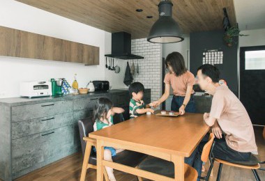 遊び心いっぱい!大人も寛ぐ吹抜ハンモックのお家